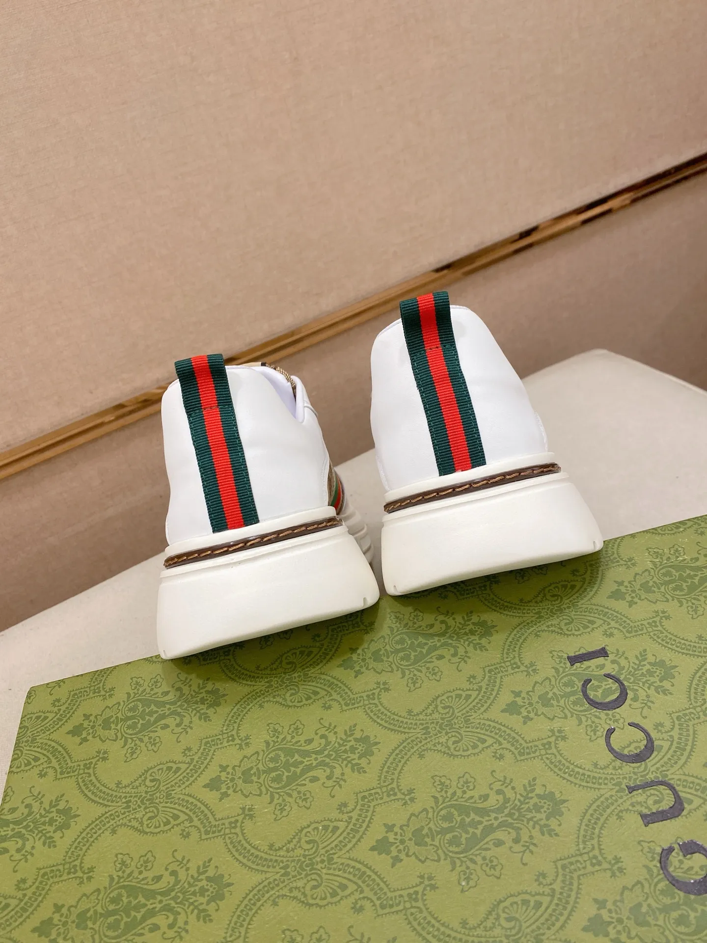 Factory price 400💰New GUCCI (Gucci) counters are on the market at the same time, new men's shoes, 😘fabrics are selected imported cowhide, lining: sheepskin lining. 👍🏿 High-end ☄️ air-cushion molded anti-slip rubber outsole, exquisite lines, simple and elegant, comfortable and high-end for leisure travel. Code number: 38 to 44 (45 can be customized and cannot be returned or exchanged)